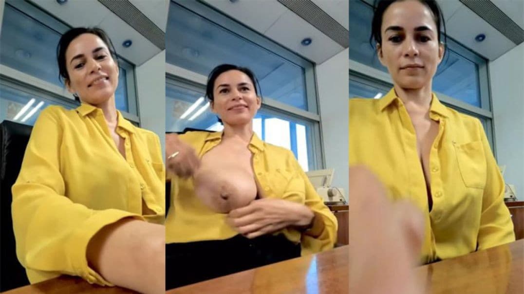 Office Lady Shows Her Big Boobs to Her Colleague