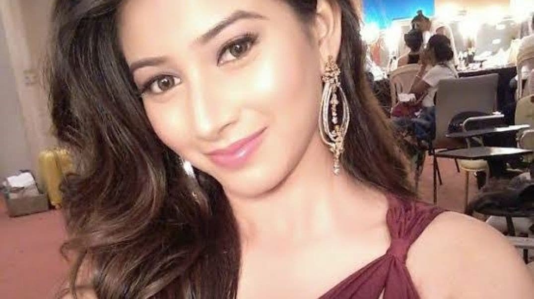 Famous Actress Showing Her Nude Body