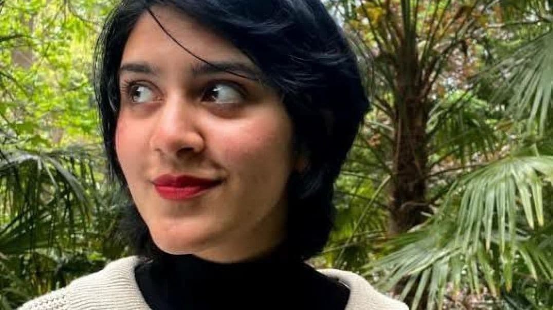 Famous Instagram Influencer Uses Vibrator