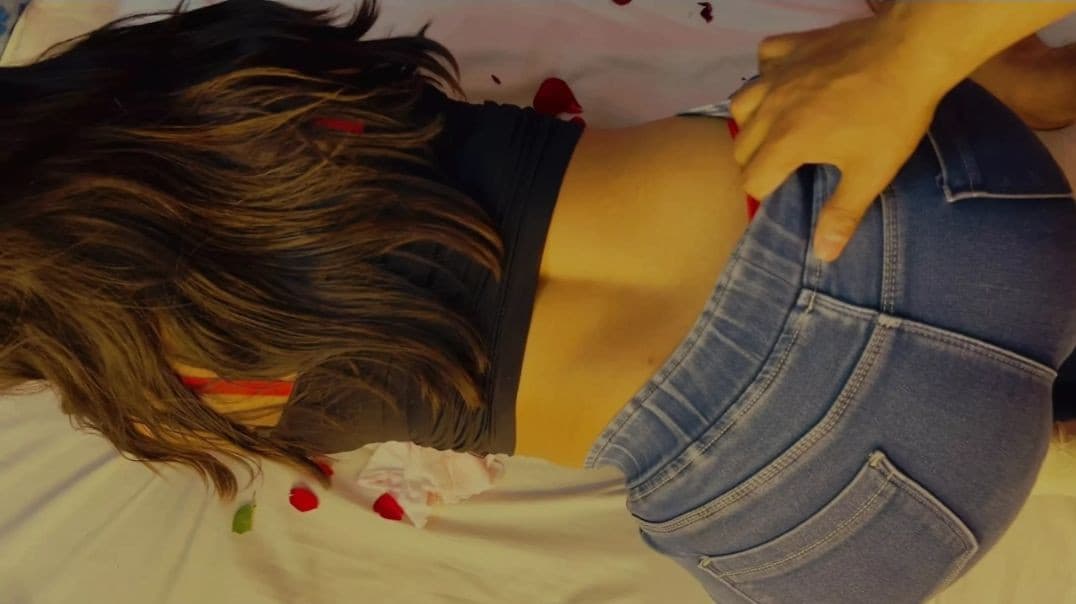 18+ School Girlfriend Fucked With Eyes Closed on Valentine's Day After Giving 2 Roses