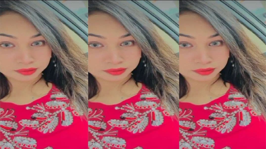 Sexy Girlfriend Showing Boobs and Pussy