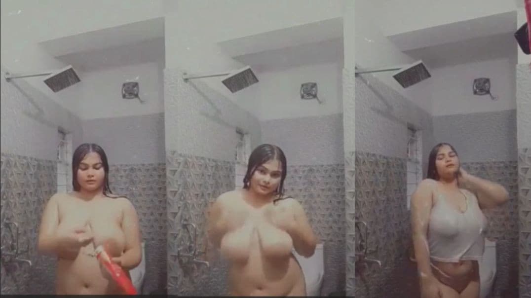 Beautiful Horny Chubby Bhabhi Fingering While Bathing