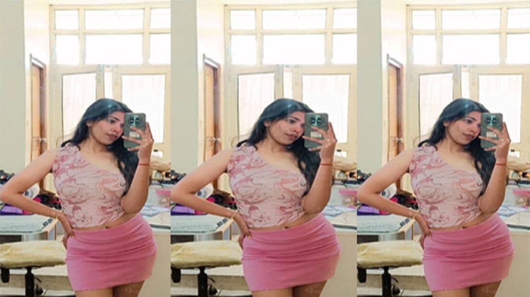 Beautiful Sexy Hot Indian Babe Showing